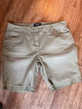 Womens size 20 stretch Penningtons Olive Bermuda Shorts with Rolled Hem